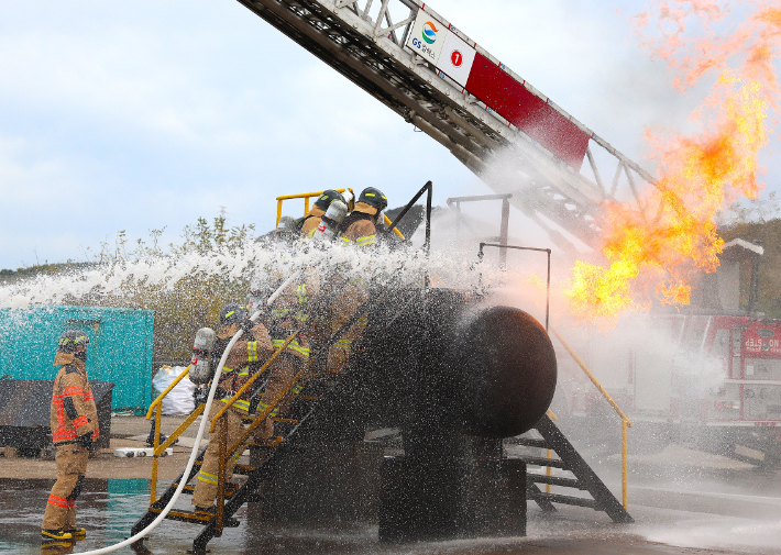GS칼텍스 임직원들이 소방훈련대회에 참가해 화재진압 훈련을 하고 있다. GS칼텍스 제공