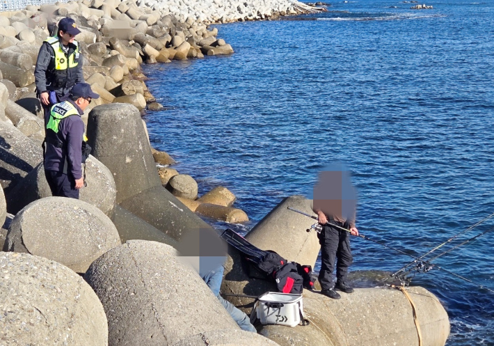 강릉해경이 방파제 테트라포드 안전관리에 나선 모습. 강릉해양경찰서 제공