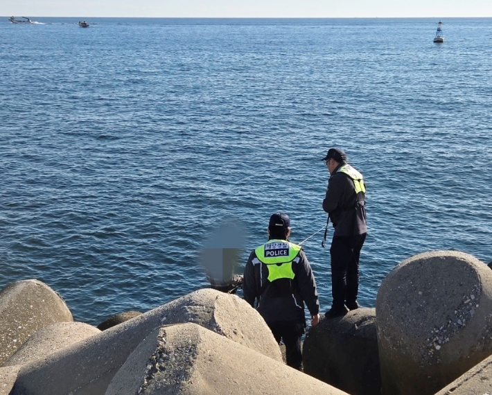 강릉해경이 방파제 테트라포드 안전관리에 나선 모습. 강릉해양경찰서 제공