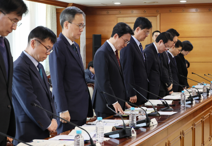 김민석 국무총리가 12일 서울 종로구 정부서울청사에서 열린 12.29여객기참사 피해지원 및 추모위원회에서 참석자들과 함께 희생자 추모 묵념을 하고 있다. 연합뉴스