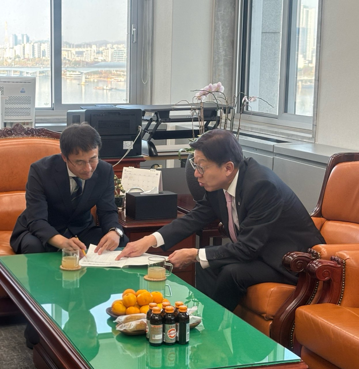 박형준 부산시장(오른쪽)이 한병도 국회 예산결산특별위원장(왼쪽)에게 지역 현안 사업을 설명하고 있다. 부산시 제공