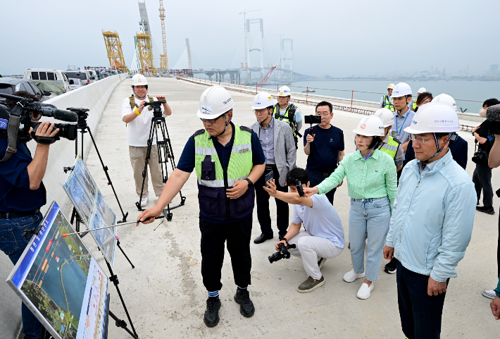 지난 7월 유정복 인천시장이 제3연륙교 건설공사 현장점검에 나섰다. 인천시 제공