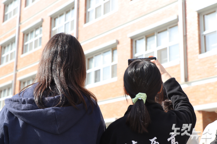 수험생들이 시험장을 둘러보고 있다. 임성민 기자