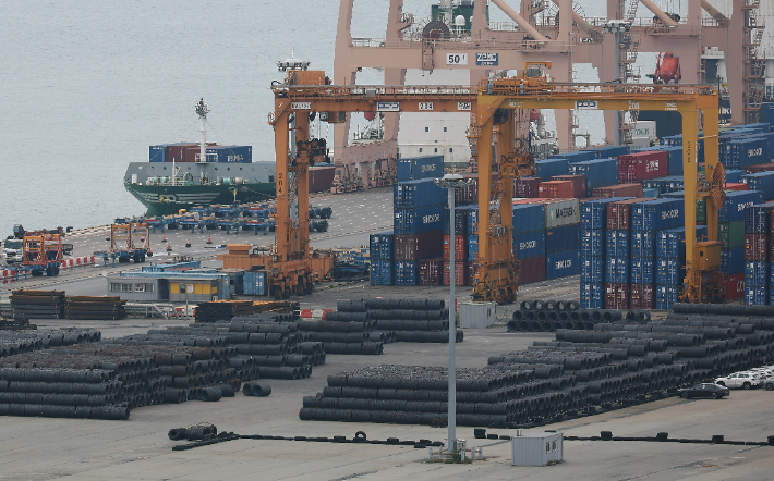 무역항에 쌓여 있는 철강 제품들. 연합뉴스
