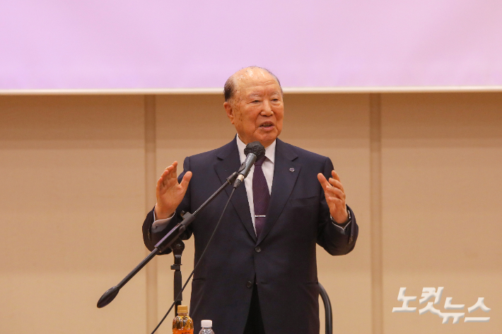 곽선희 목사가 강단에서 '예수 설교학'을 주제로 강의하고 있다. 최화랑 기자