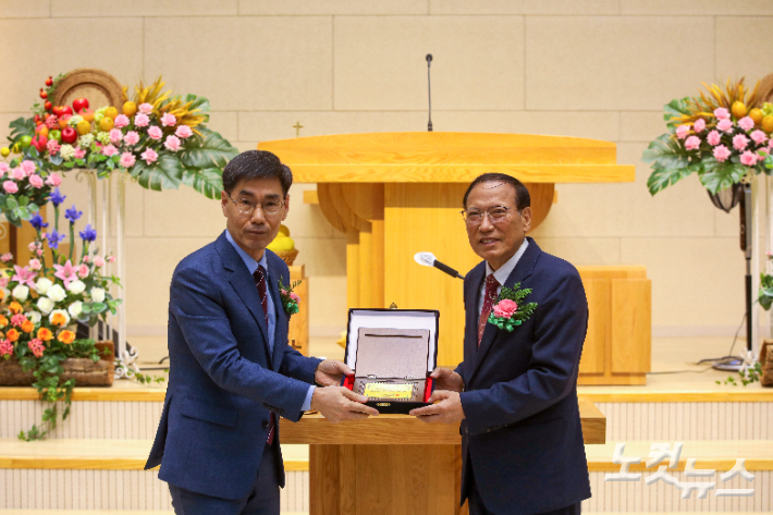 신임 회장 박종범 목사(왼쪽)가 직전 회장 김창주 목사(오른쪽)에게 공로패를 전달하고 있다. 최화랑 기자