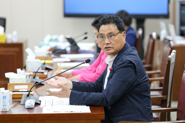 전라남도의회 주종섭 의원(더불어민주당, 여수 6)은 최근 전남도 일자리투자유치국 소관 행정사무 감사에서 여수 경도·화양지구를 포함한 도내 경제자유구역 개발 사업의 경우 20년 가까이 토지를 점유한 채 개발은 이뤄지지 않고 있어 투자 기만 사례"라고 질타했다. 전남도의회 제공 