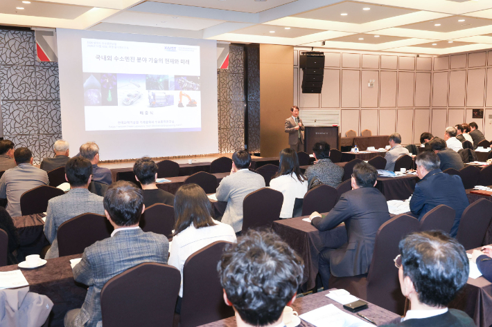 삼척시는 12일 오후 2시 쏠비치 삼척에서 '2025 삼척시 수소엔진 포럼'을 열고 수소엔진산업 생태계 조성을 위한 업무협약을 체결했다. 삼척시 제공