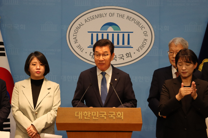 국회 행정안전위원장 신정훈 의원은 12일 오전 국회 소통관에서 주민자치회 설치 근거를 마련하기 위한 기자회견을 열고 있다. 신 의원실 제공 