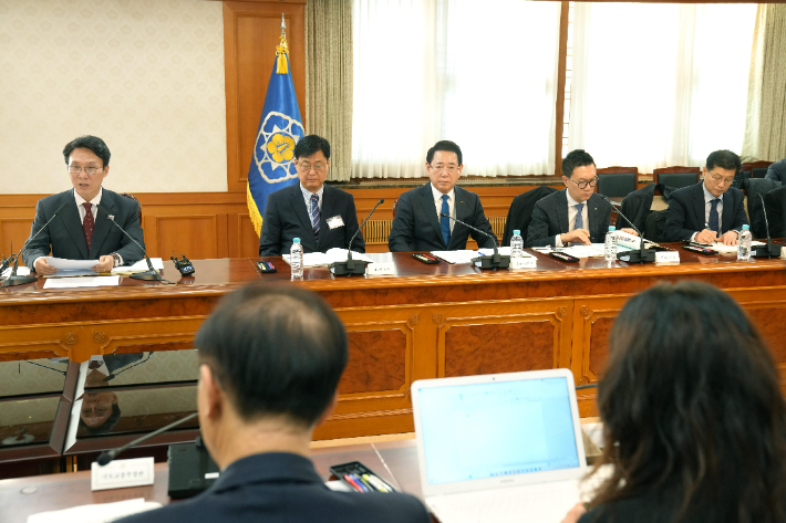 김영록 전라남도지사가 12일 오후 정부서울청사에서 김민석 국무총리(위원장)를 비롯한 관계 장관, 광주광역시장, 유가족 대표 등이 참석한 가운데 열린 '12·29여객기참사 피해자 지원·추모위원회 제1차 회의'에서 모두발언을 경청하고 있다. 전라남도 제공