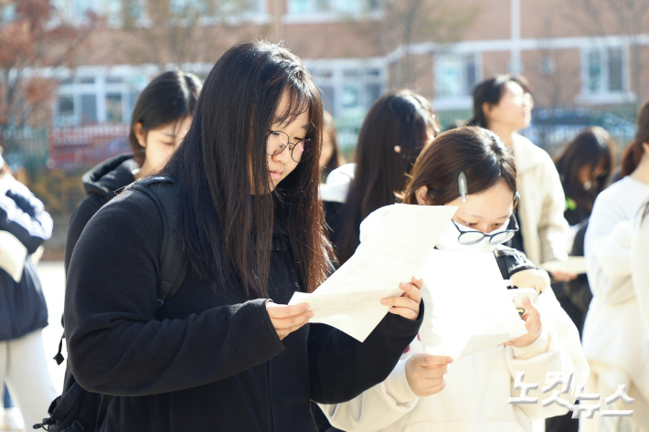 일신여고 3학년 손현주 양과 충북여고 3학년 김서환 양이 수능 유의 사항을 확인하고 있다. 임성민 기자