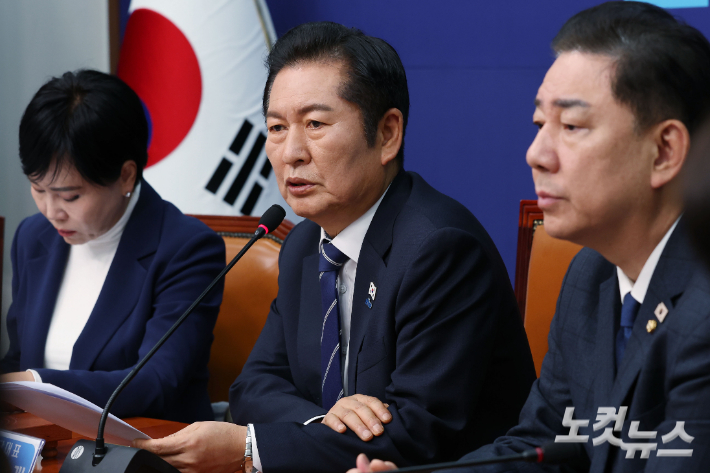 정청래 더불어민주당 대표가 12일 오전 서울 여의도 국회에서 열린 최고위원회의에서 모두발언을 하고 있다. 류영주 기자