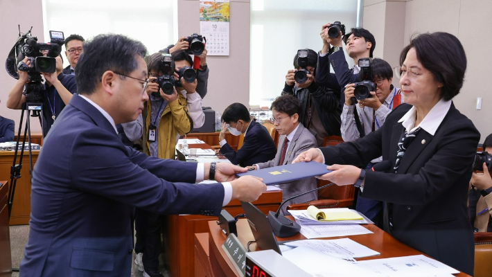 선서문 제출하는 노만석 검찰총장 직무대행. 연합뉴스