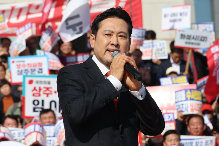 국민의힘 장동혁 대표가 12일 서울 여의도 국회 본청 앞에서 열린 "대장동 일당 7400억 국고 환수 촉구 및 검찰 항소 포기 외압 규탄대회"에서 발언하고 있다. 연합뉴스