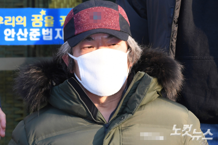 형기를 마치고 출소한 아동 성범죄자 조두순이 경기도 안산시 법무부 안산준법지원센터에서 신고를 마치고 건물을 나서고 있다. 