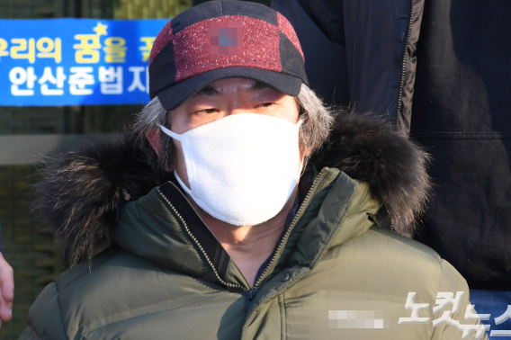 형기를 마치고 출소한 아동 성범죄자 조두순이 경기도 안산시 법무부 안산준법지원센터에서 신고를 마치고 건물을 나서고 있다. 