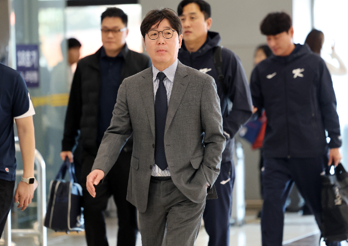류지현 한국야구대표팀 감독이 12일 서울 강서구 김포국제공항을 통해 일본 도쿄로 출국하고 있다. 연합뉴스