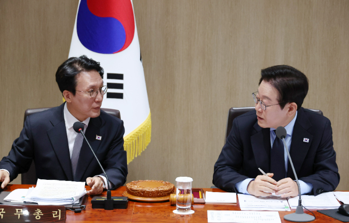 회의 공개 범위 논의하는 이재명 대통령과 김민석 총리. 연합뉴스