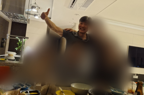 김건희 여사 관련 의혹을 수사하는 민중기 특별검사팀에 파견돼 도이치모터스 주가조작 사건 수사팀장을 맡아온 한문혁 부장검사가 과거 도이치모터스 주가조작의 '컨트롤타워'로 지목된 이종호 전 블랙펄인베스트 대표와 술자리를 가진 사실이 드러나 파견이 해제됐다. 대검찰청은 곧바로 한 부장검사에 대한 감찰에 착수했다. 연합뉴스