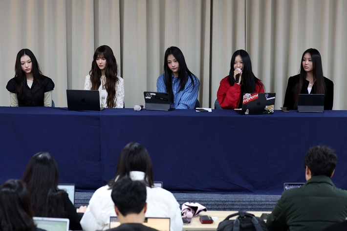 지난해 11월 28일 어도어와의 전속계약 해지를 통보하는 긴급 기자회견 당시 뉴진스 모습. 왼쪽부터 해린, 다니엘, 민지, 하니, 혜인. 연합뉴스