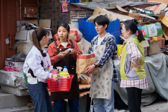 영화 '세계의 주인' 스틸컷. ㈜바른손이앤에이 제공