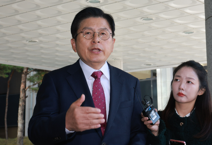 내란 선전·선동 혐의를 받는 황교안 전 국무총리가 12일 서울 서초구 서울고등검찰청에 마련된 내란 특검 사무실로 체포되며 입장을 밝히고 있다. 연합뉴스