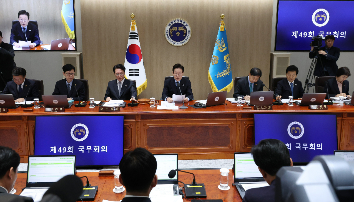 이재명 대통령이 11일 용산 대통령실에서 열린 국무회의를 주재하고 있다. 연합뉴스