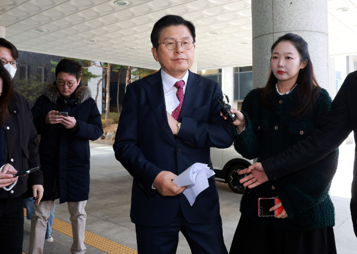 내란 선전·선동 혐의 관련 내란특검팀에 의해 체포된 황교안 전 국무총리가 12일 서울 서초구 서울고등검찰청에 마련된 내란 특검 사무실로 향하고 있다. 연합뉴스