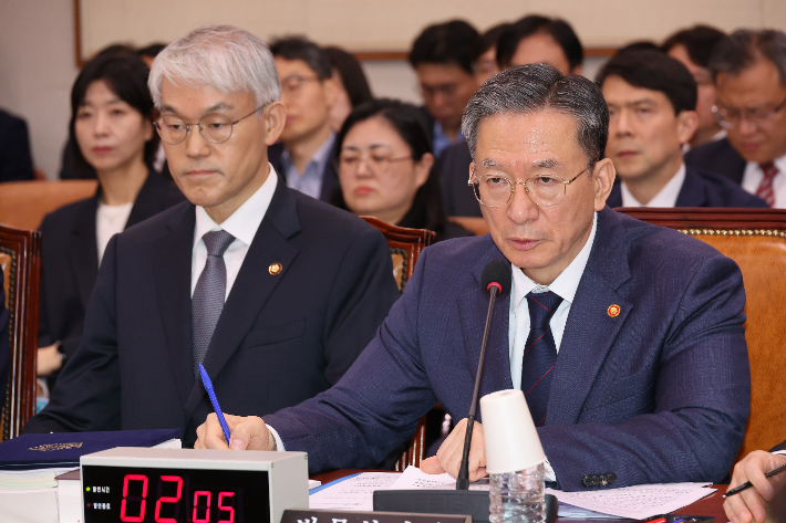 정성호 법무부 장관이 12일 서울 여의도 국회에서 열린 법제사법위원회 전체회의에서 질의에 답하고 있다. 연합뉴스