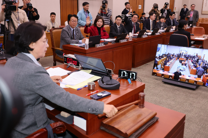 정회 선포하는 추미애 법사위원장. 연합뉴스