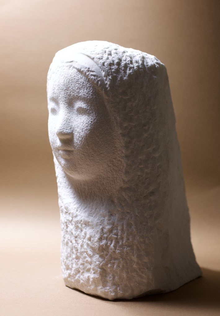 유향숙, '얼굴',  대리석, 18x24x33cm(2025). 동산방화랑 제공