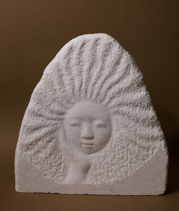 유향숙, '얼굴',  대리석, 30x9x32cm(2024). 동산방화랑 제공