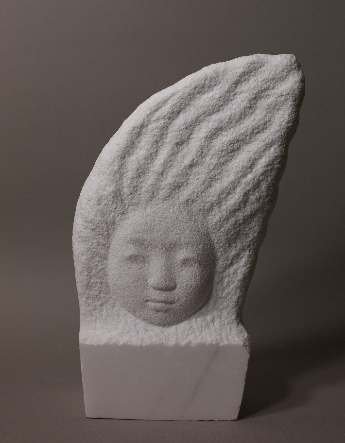 유향숙, '얼굴',  대리석, 20x9x33cm(2023). 동산방화랑 제공