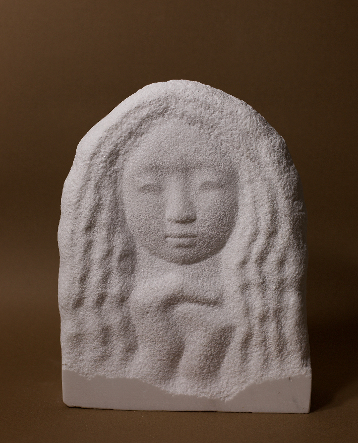 유향숙, '기도',  대리석, 24X9x31cm(2024). 동산방화랑 제공