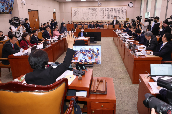 표결하는 법사위원들. 연합뉴스