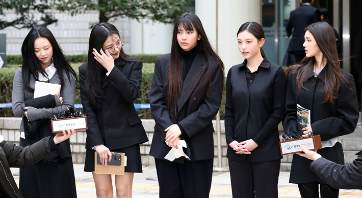 올해 3월 7일 서울 서초구 서울중앙지방법원에서 열린 '기획사 지위보전 및 광고계약 체결 등 금지' 가처분 신청 심문기일을 마친 뉴진스가 취재진 질문에 답하는 모습. 연합뉴스