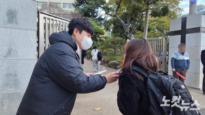 순천매산여고 앞에서 한 교사가 수험생에게 초콜릿을 건네며 격려하고 있다. 박사라 기자 