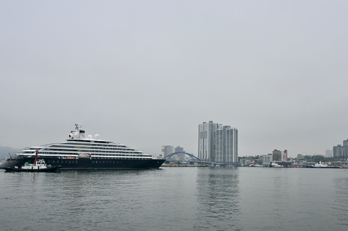 속초항 입항하는 시닉 이클립스 Ⅱ호. 속초시 제공