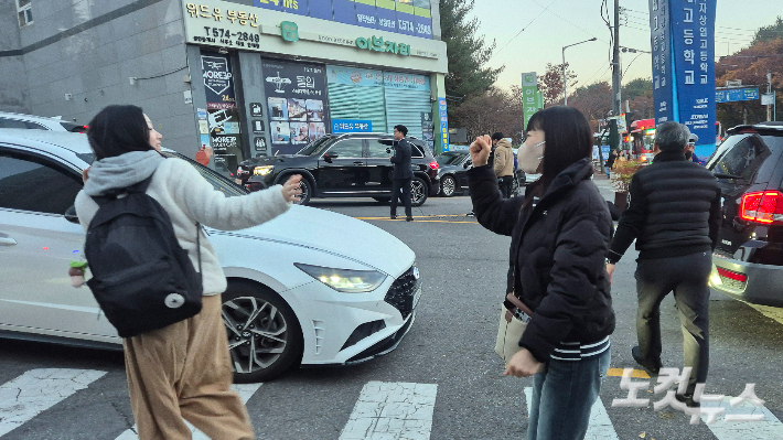 13일 오전 7시 30분쯤 광주 국제고등학교 입구에서 어머니가 수험생 딸을 배웅하고 있다. 한아름 기자