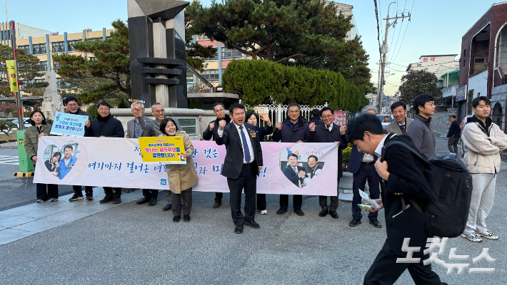 이정선 광주시교육감이 13일 오전 광주 서석고등학교 정문에서 수험생들에게 응원의 메시지를 전하고 있다. 김한영 기자