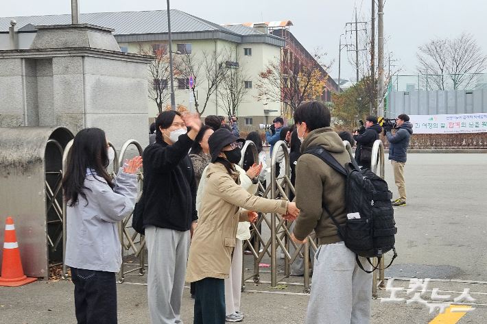 13일 오전 7시 30분쯤 강원 춘천고교에서 수험장에 입실하는 학생들에게 교사들이 따뜻한 응원의 메시지를 보내고 있다. 구본호 기자