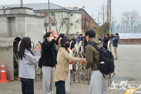 13일 오전 7시 30분쯤 강원 춘천고교에서 수험장에 입실하는 학생들에게 교사들이 따뜻한 응원의 메시지를 보내고 있다. 구본호 기자