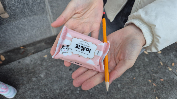 소연정씨가 제자들을 위해 준비한 물티슈와 연필. 심동훈 기자