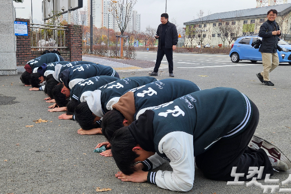 13일 오전 8시 10분쯤 강원 춘천고교 앞에서 입실한 수험생들을 향해 '절 퍼포먼스'를 하는 춘천고교 학생들. 구본호 기자