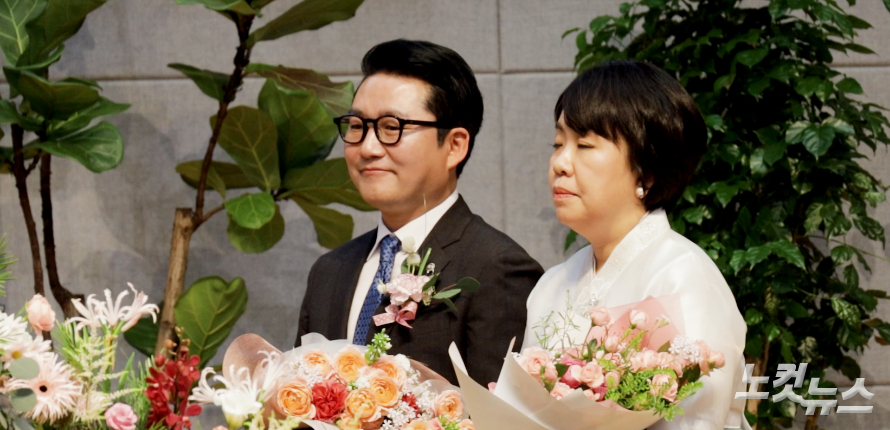 완도성광교회 위임목사가 된 이완기 목사 부부가 축사를 듣고 있다. 화면 캡쳐
