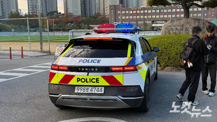 수험생을 태운 순찰차가 13일 광주 서석고 정문 앞에 도착했다. 김한영 기자