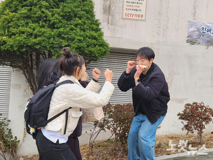 2026학년도 대학수학능력시험이 치러지는 13일 부산의 한 고사장 앞에서 선생님이 수험생들을 응원하고 있다. 정혜린 기자