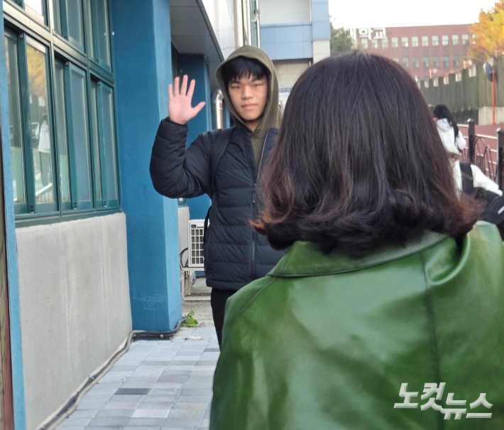 수능 고사장에 들어가기 전 수험생과 학부모가 인사를 나누고 있다. 박우경 기자