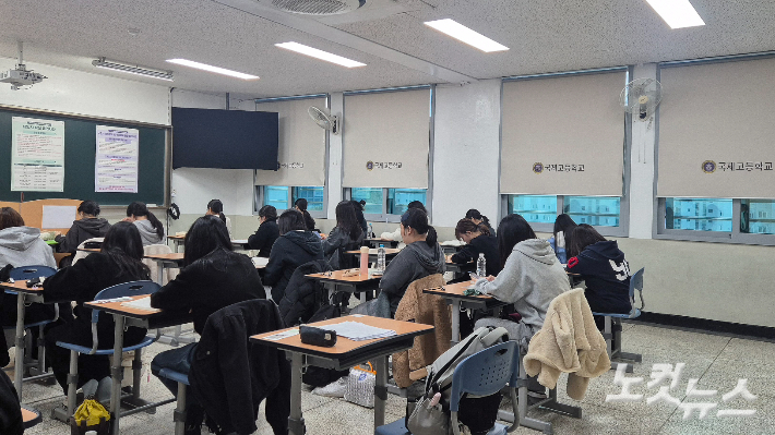 13일 오전 7시 50분쯤 광주 국제고등학교 수능 시험장에서 수험생들이 시험 시작을 기다리고 있다. 한아름 기자