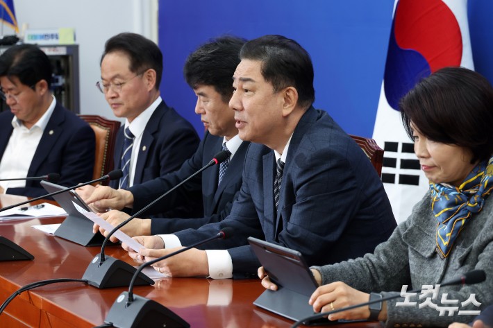 원내대책회의 주재하는 김병기